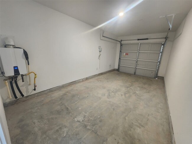 Building Photo - 906 Pertuso Ln