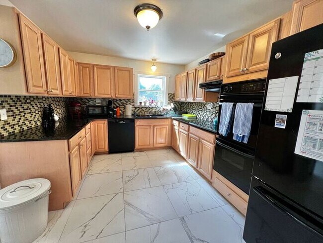 Building Photo - Update 4 Bed 2 Bath House in Old Town! Ava...