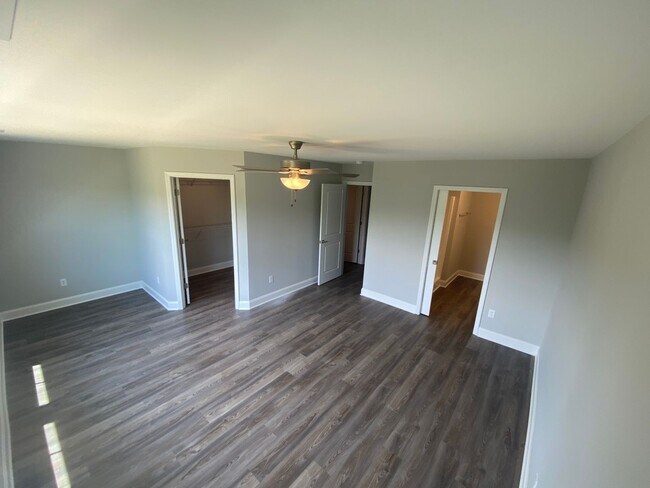 Building Photo - Spacious 3BR Townhome with Modern Finishes & Lawn Care Included!