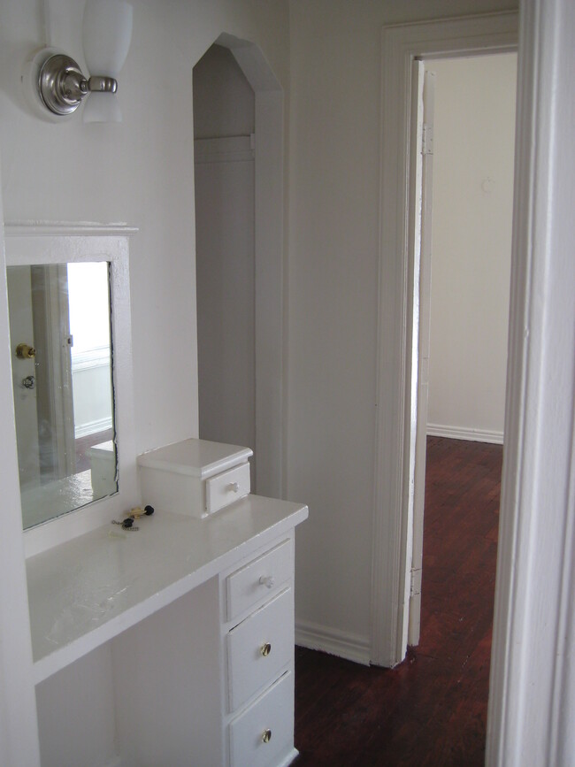 Vanity/Office - 1427 N Kingsley Dr