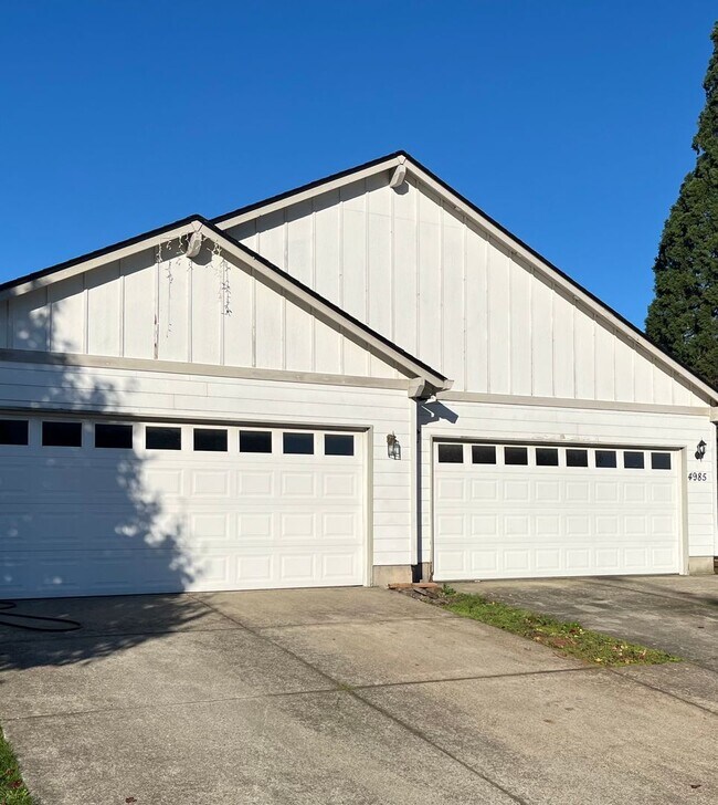 Primary Photo - Fontana Duplexes