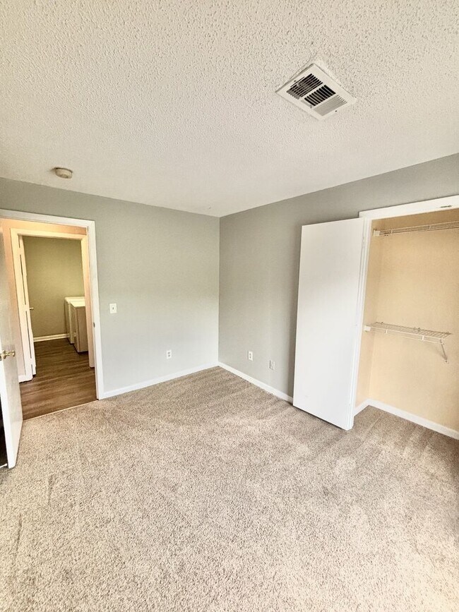 Building Photo - *1/2 Off 1st Months Rent!* 4 Bed, 2 Bath Condo Near MTSU in Murfreesboro