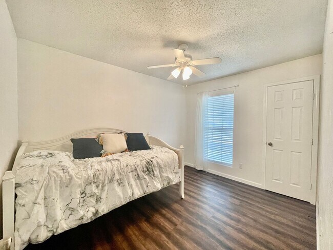 Building Photo - A Perfect Home, In A Perfect Location!