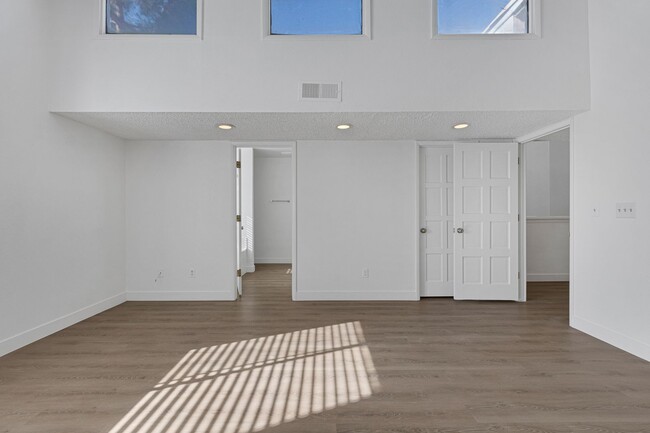 Building Photo - RENOVATED 3bd/2.5ba Townhome - Available NOW!