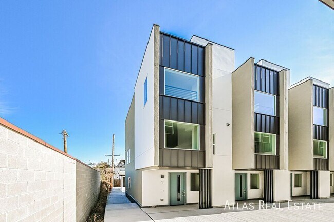 Building Photo - 2640 S Delaware-5