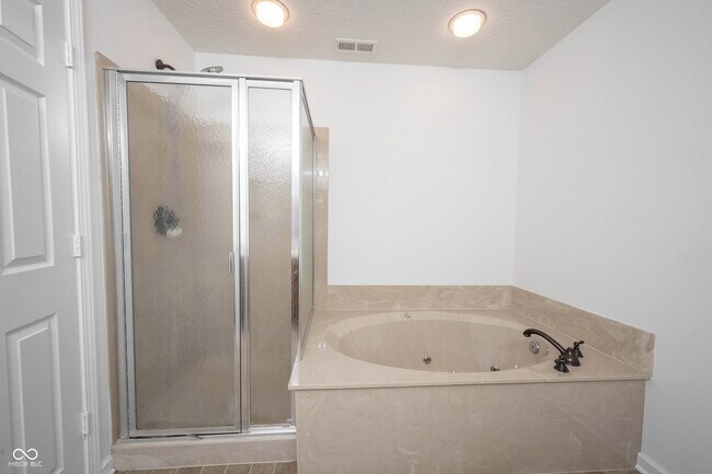 Building Photo - 9009 Mercer Dr