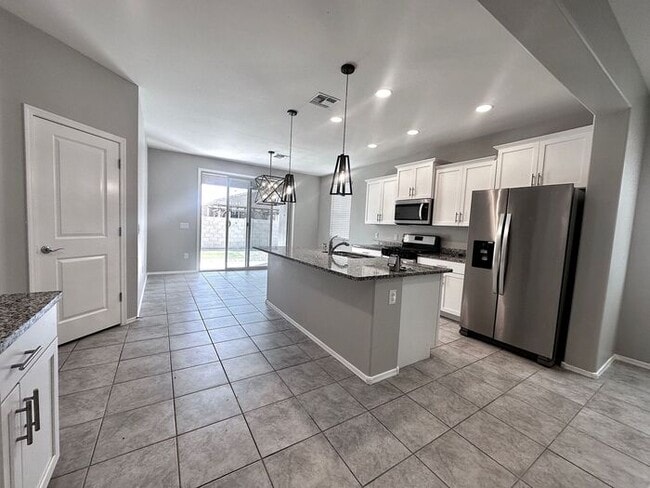 Building Photo - Stunning 4-bedroom, 2-bathroom home located in the vibrant community of Sahuarita, AZ