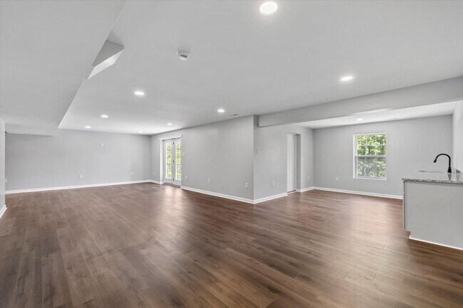 Building Photo - Gorgeous 5 Bed 3.5 Bathroom in Stafford, VA
