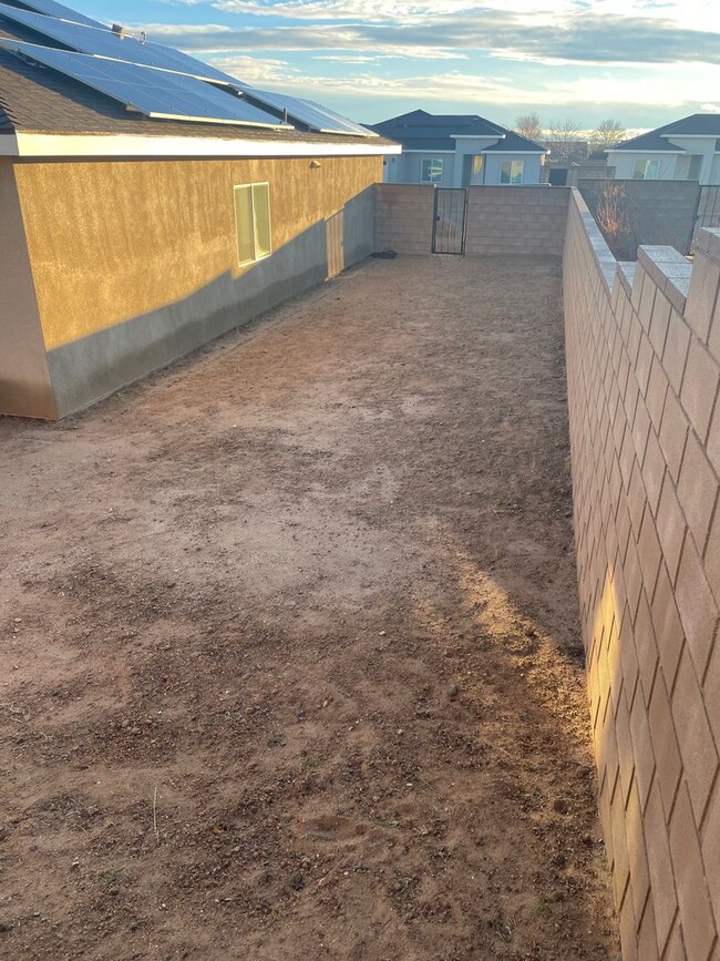 Building Photo - Beautiful 4 bed, 2 bath home AVAILABLE for...
