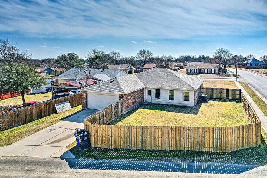 Building Photo - Room in House on Canyon Oaks Dr