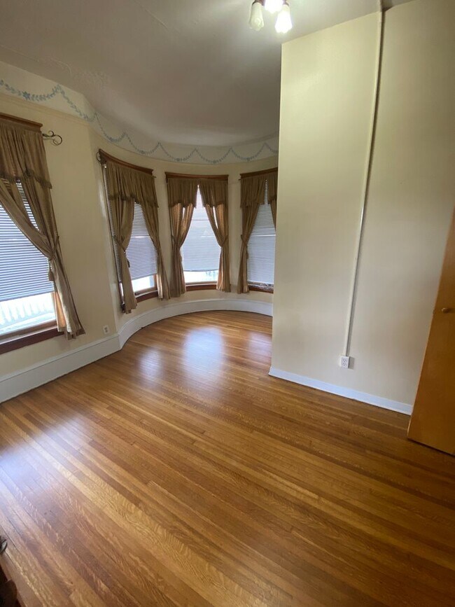 Building Photo - 2602 6th Ave