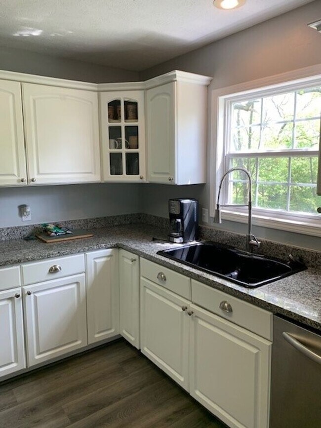 Building Photo - Furnished 4 Bedroom 3 Bath House in Kimberling City, MO with 2 car garage-Seasonal Lake View