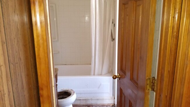 Building Photo - 710 Mill St