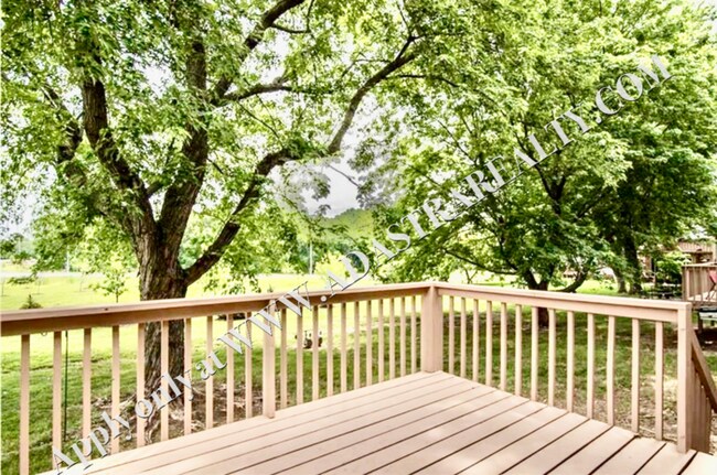 Building Photo - Wonderful 3 Bed 1.5 Bath Town Home in Overland park-Available in SEPTEMBER!!