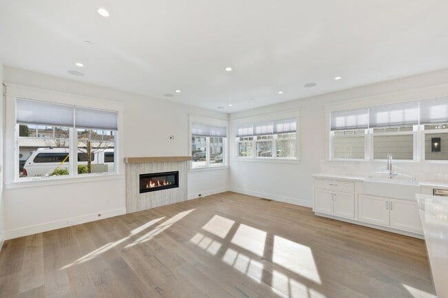 Building Photo - 261 E Bellevue Ave
