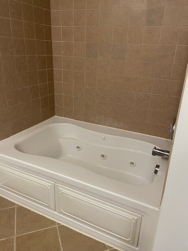 Jetted tub in Master 1 Bathroom - 3817 Picasso Ct