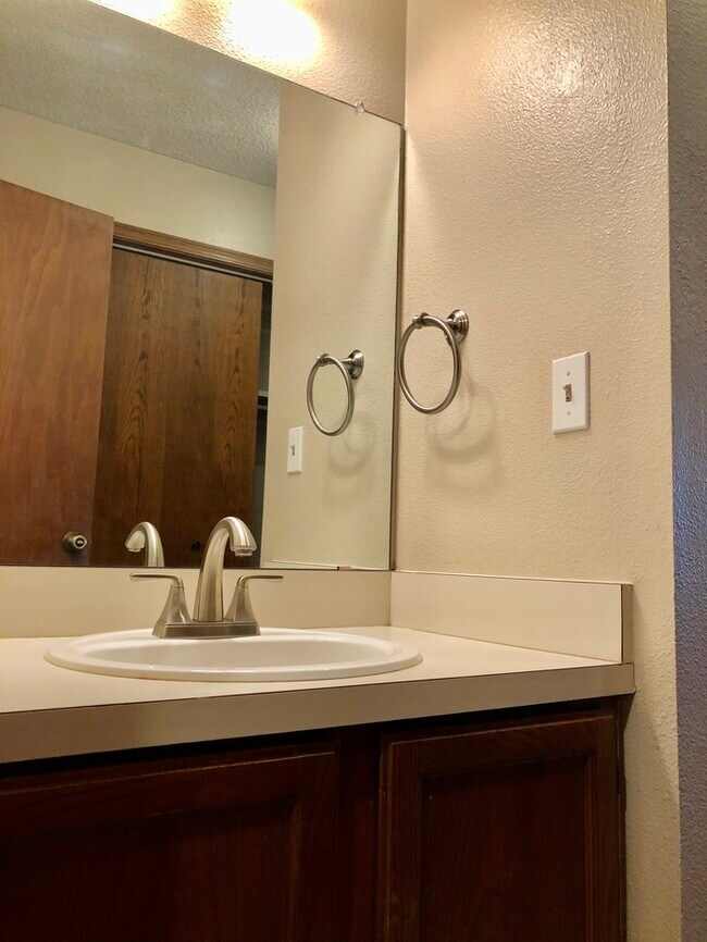 Building Photo - Beautiful Condo in Aspen Village