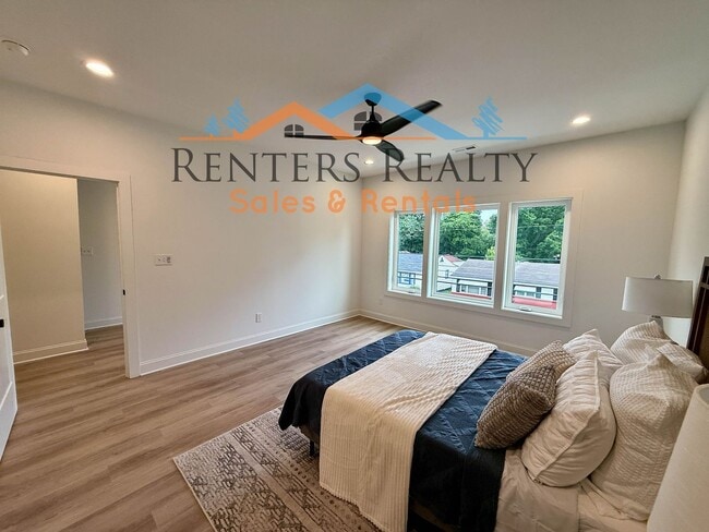 Building Photo - Stunning 3 Bedroom with Rooftop Terrace
