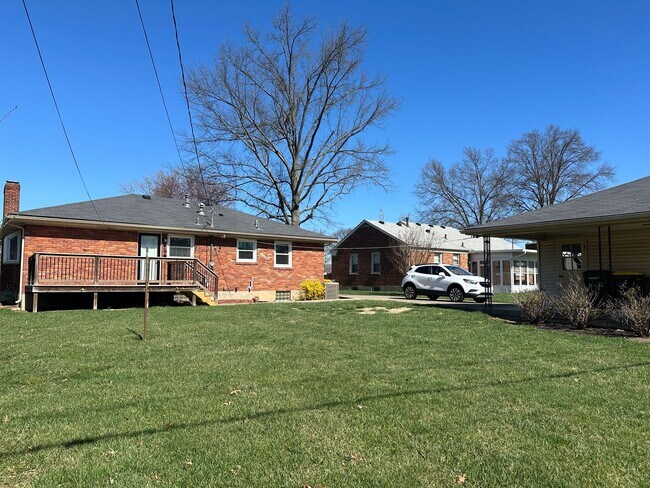 Building Photo - 3 bedroom/1.5 bath w/basement in Woodlawn Park. Available mid June