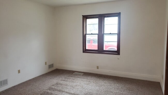 Building Photo - True main floor living in this cute home!