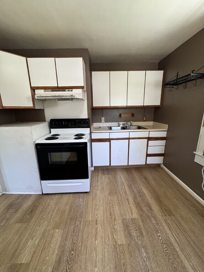Building Photo - "Charming 3-Bedroom Retreat in Hendersonville - Cozy 1314 Sq Ft Home Awaits!"
