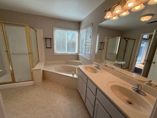 Building Photo - 4-bedroom Single Story home in Ripon!