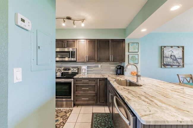 Building Photo - 5901 Bahia Del Mar Cir N