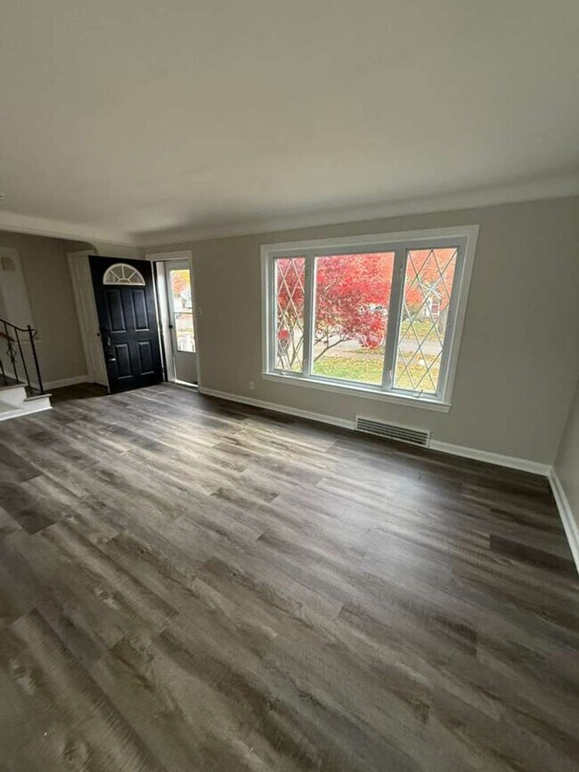 Building Photo - Updated 3-Bedroom Home in Lyndhurst Schools | Yard + Garage