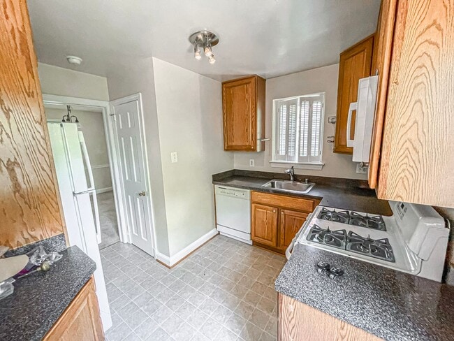 Building Photo - Classic 3 Bedroom 1.5 Bathroom Colonial In...
