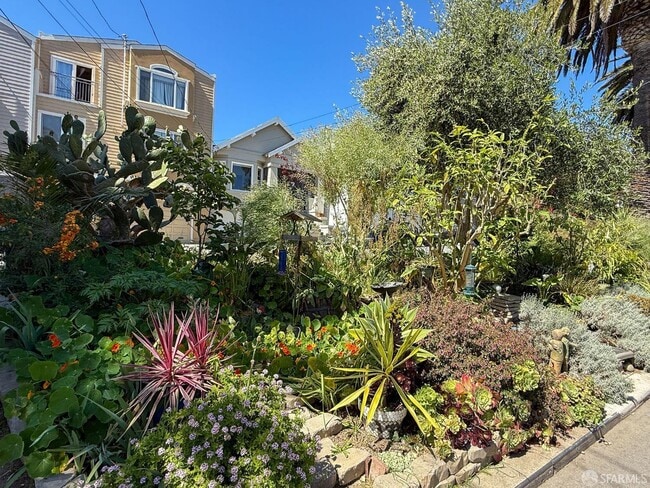 Building Photo - 1720 Quesada Ave