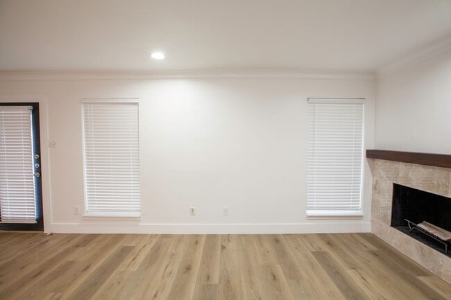 Building Photo - Remodeled Central Dallas Condo