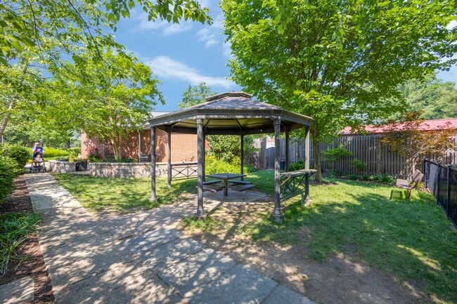 Building Photo - Fairlington 2 BR Condo for Rent!