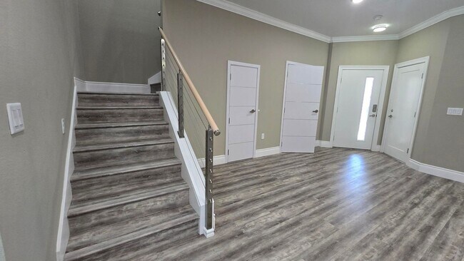 Building Photo - Beautiful and Modern 4 bed 3.5 Bath Townho...