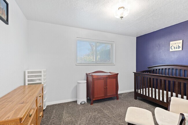 Building Photo - 553 N 200 W
