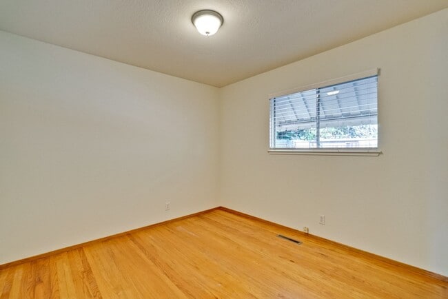 Building Photo - 1109 White Cliff Dr