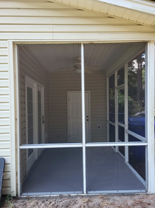 Building Photo - "Charming 2-Bedroom Townhouse on Skillmast...