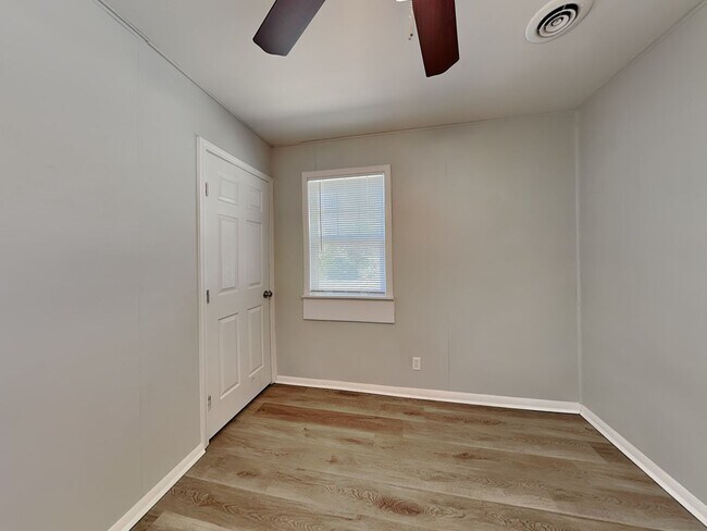 Building Photo - Beautiful 4BR 1BA Home w/  Granite Counters, Stainless Steel Appliances and Big Backyard in Grand...