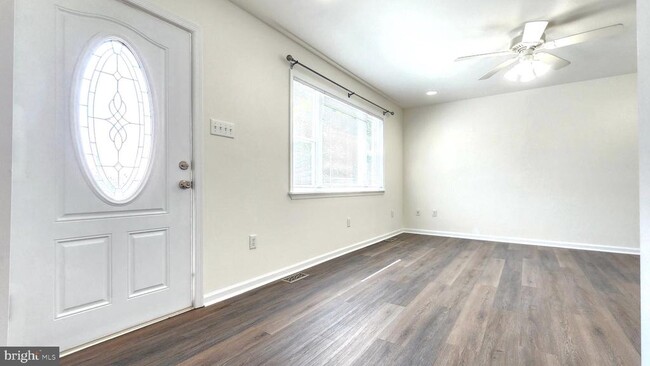 Building Photo - 5 Glenwood Dr