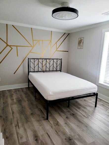 Building Photo - 1004 Pine St