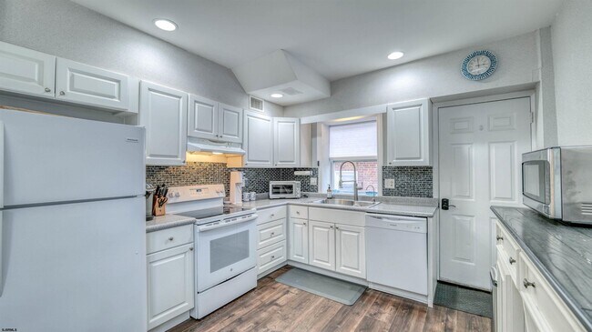 Building Photo - 120 N Newport Ave