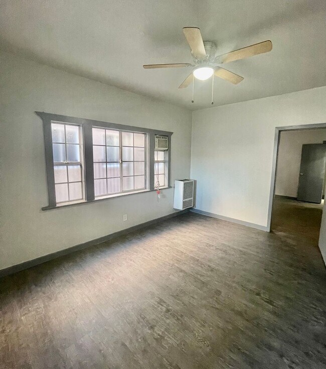 Building Photo - 2 bedroom / 1 bath with washer/dryer hook ups