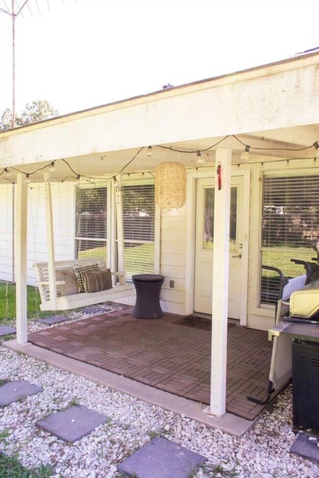Building Photo - 810 Shadberry Dr