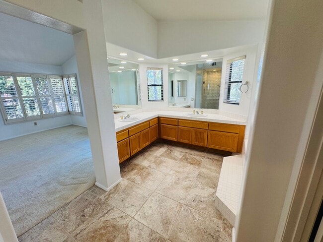 Building Photo - View Mission Oaks 4 Bedroom
