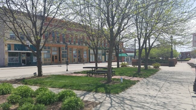 Building Photo - Updated and historic downtown Council Bluffs apartment