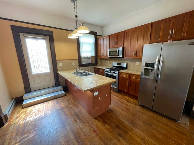 Building Photo - 109 1/2 E. 6th St. Unit#16