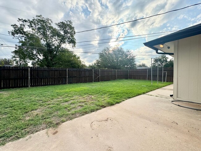 Building Photo - Coming Available June 2025 - 3-Bedroom Hom...