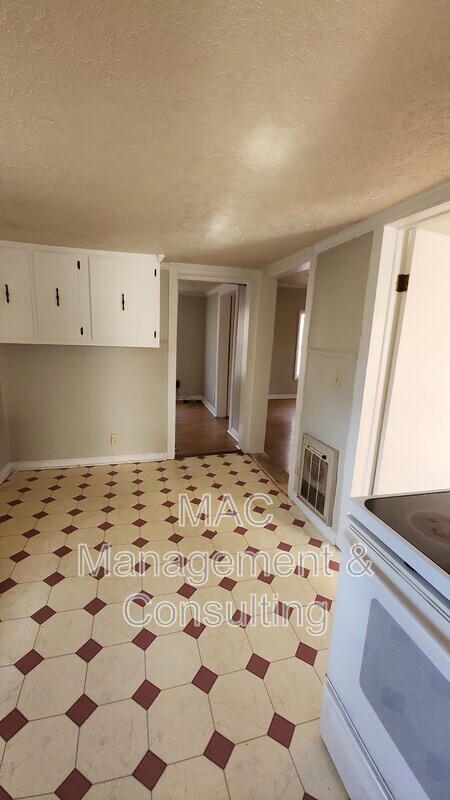 Building Photo - 311 S Mark Twain St