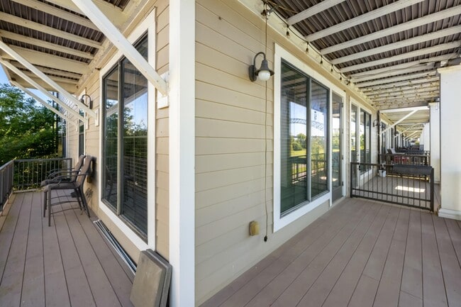 Building Photo - 380 Island Dr