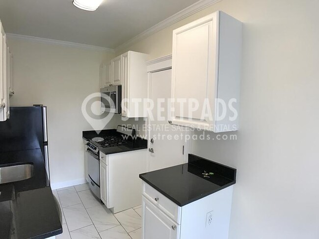 Building Photo - 2 bedroom in Cambridge MA 02387