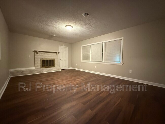 Building Photo - 3215 Barron Ave